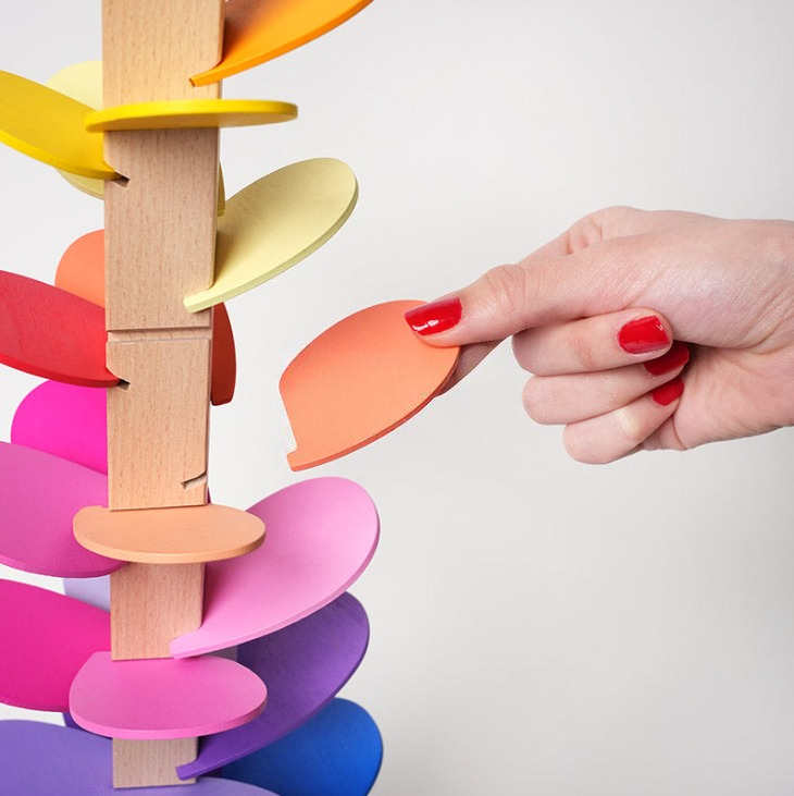 Arbre Arc-en-Ciel Montessori – L’éveil par les sons et les couleurs