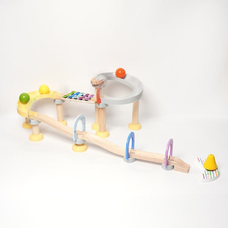 Circuit Musical à Billes Montessori – L’éveil sensoriel qui fait mouche