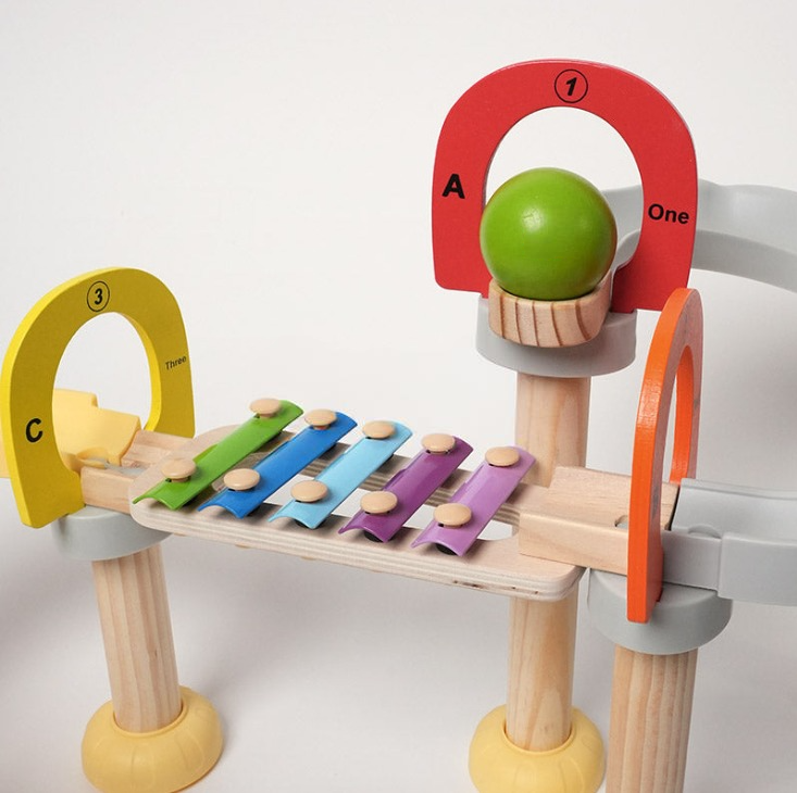 Circuit Musical à Billes Montessori – L’éveil sensoriel qui fait mouche