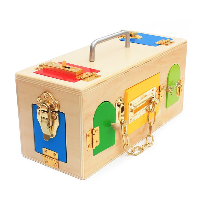 Boîte à Serrures Montessori : un jeu d’exploration pour les petites mains curieuses