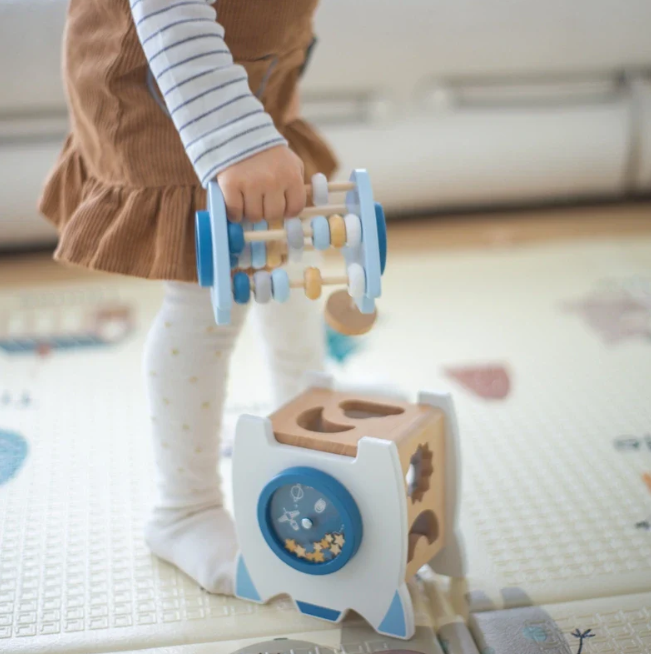Fusée en Bois Montessori – Embarquez pour une Aventure Interstellaire