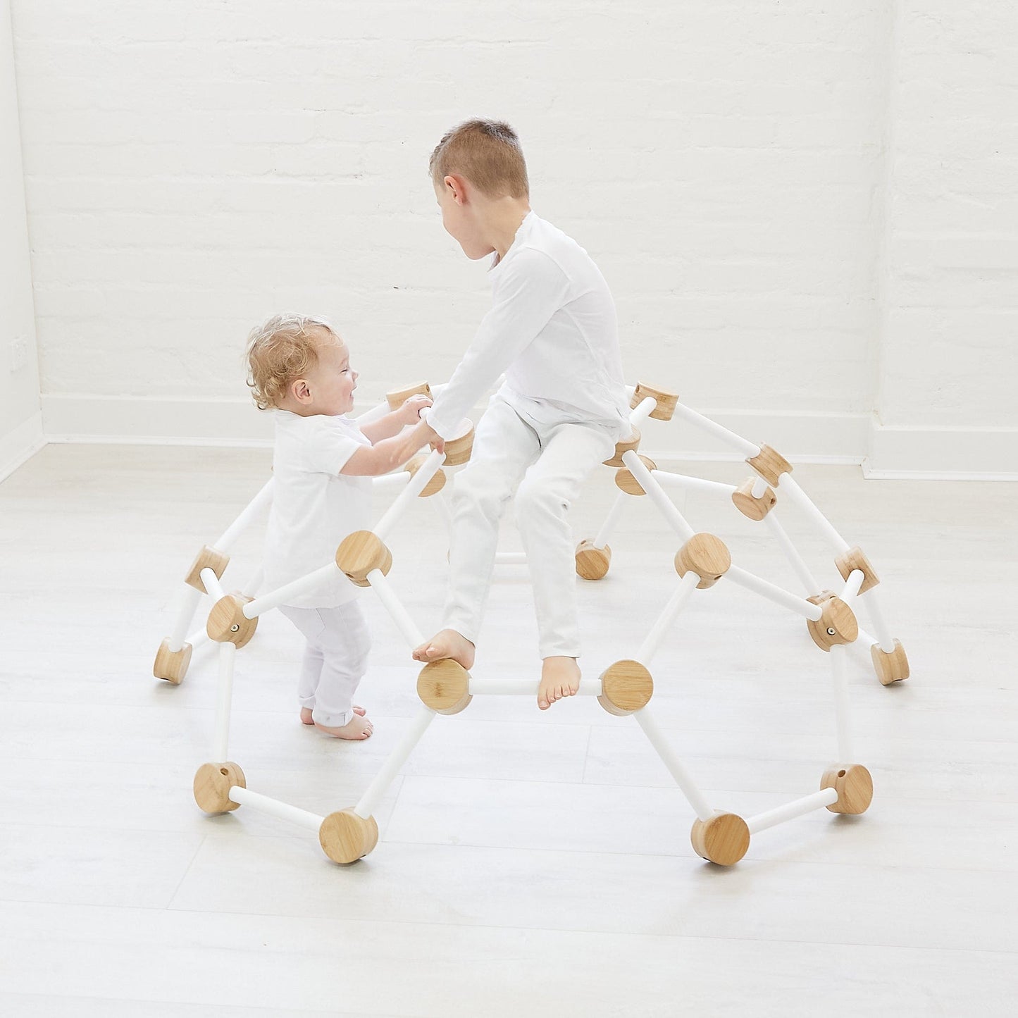Dôme d'Escalade Montessori – Une Aventure Grimpante pour Développer Force et Agilité