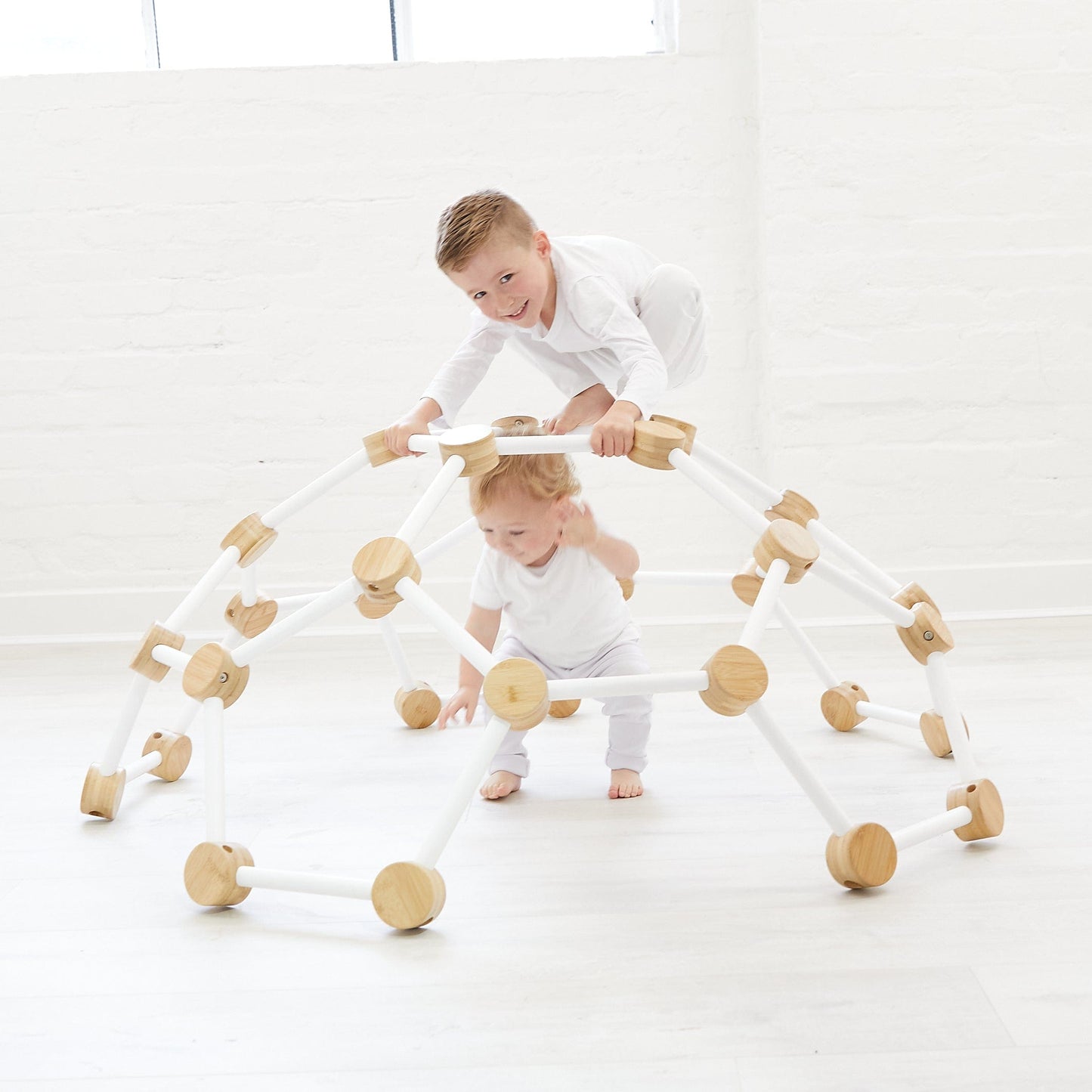 Dôme d'Escalade Montessori – Une Aventure Grimpante pour Développer Force et Agilité