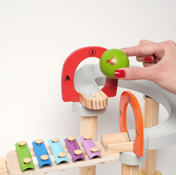 Circuit Musical à Billes Montessori – L’éveil sensoriel qui fait mouche