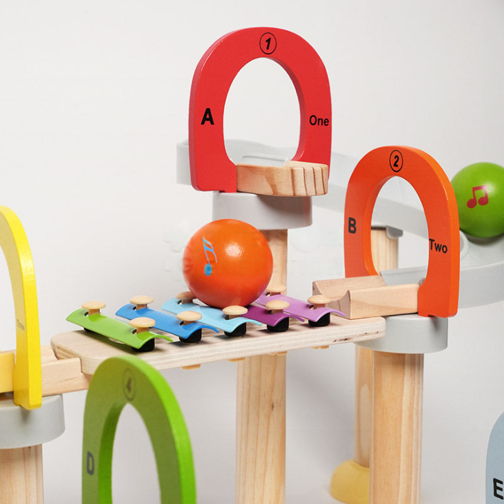Circuit Musical à Billes Montessori – L’éveil sensoriel qui fait mouche