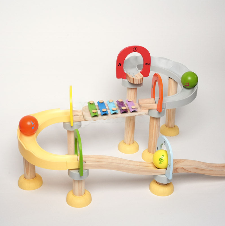 Circuit Musical à Billes Montessori – L’éveil sensoriel qui fait mouche