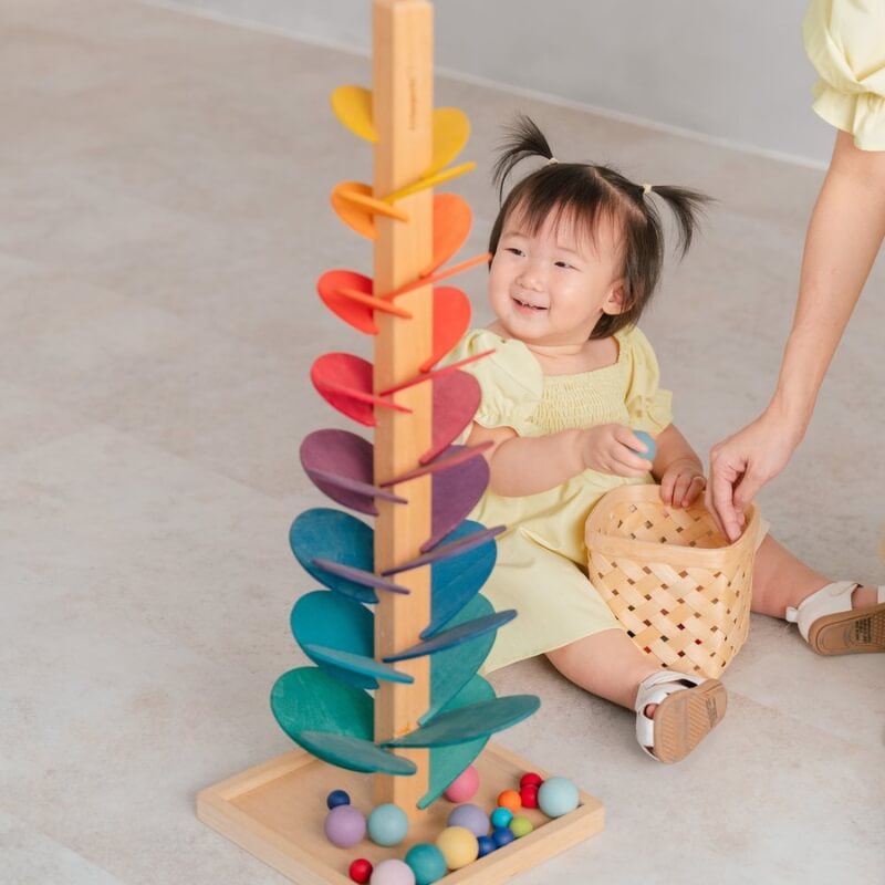 Arbre Arc-en-Ciel Montessori – L’éveil par les sons et les couleurs