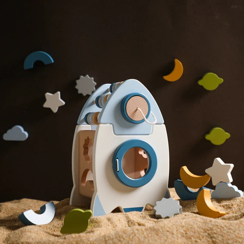 Fusée en Bois Montessori – Embarquez pour une Aventure Interstellaire