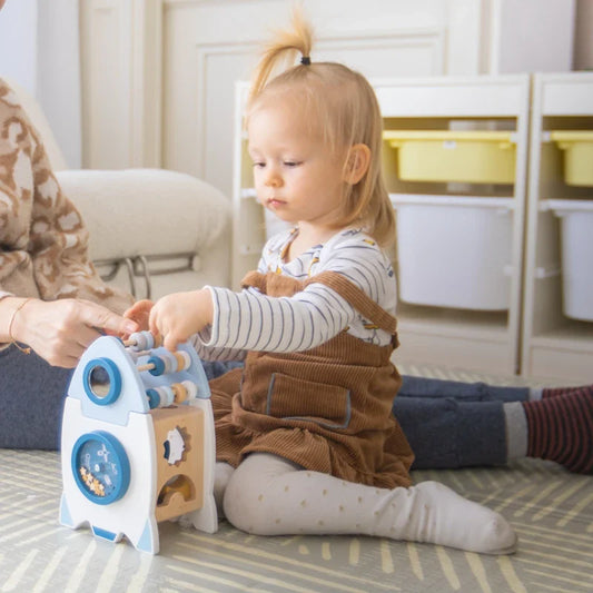 Fusée en Bois Montessori – Embarquez pour une Aventure Interstellaire