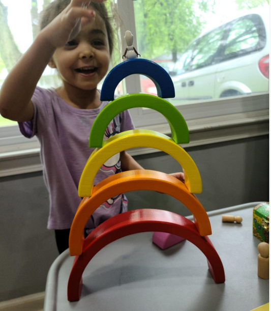 Arc-en-Ciel Montessori – Un Monde de Couleurs pour Stimuler l'Imagination de Votre Enfant