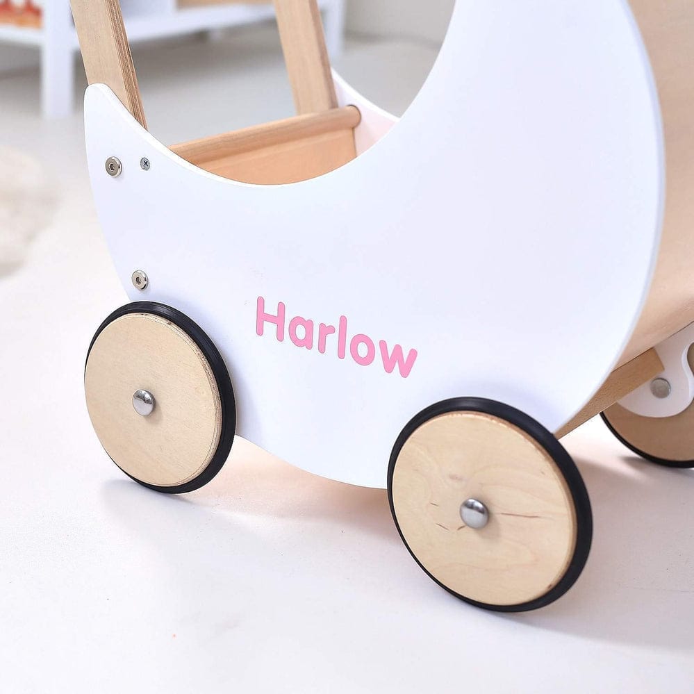 Poussette en Bois en Forme de Lune – Pour des Promenades Enchantées avec les Poupées