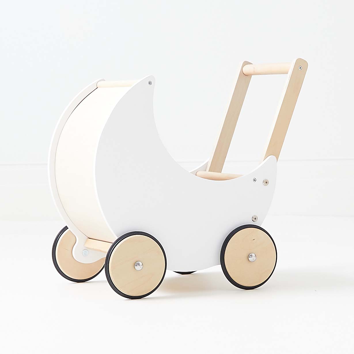 Poussette en Bois en Forme de Lune – Pour des Promenades Enchantées avec les Poupées