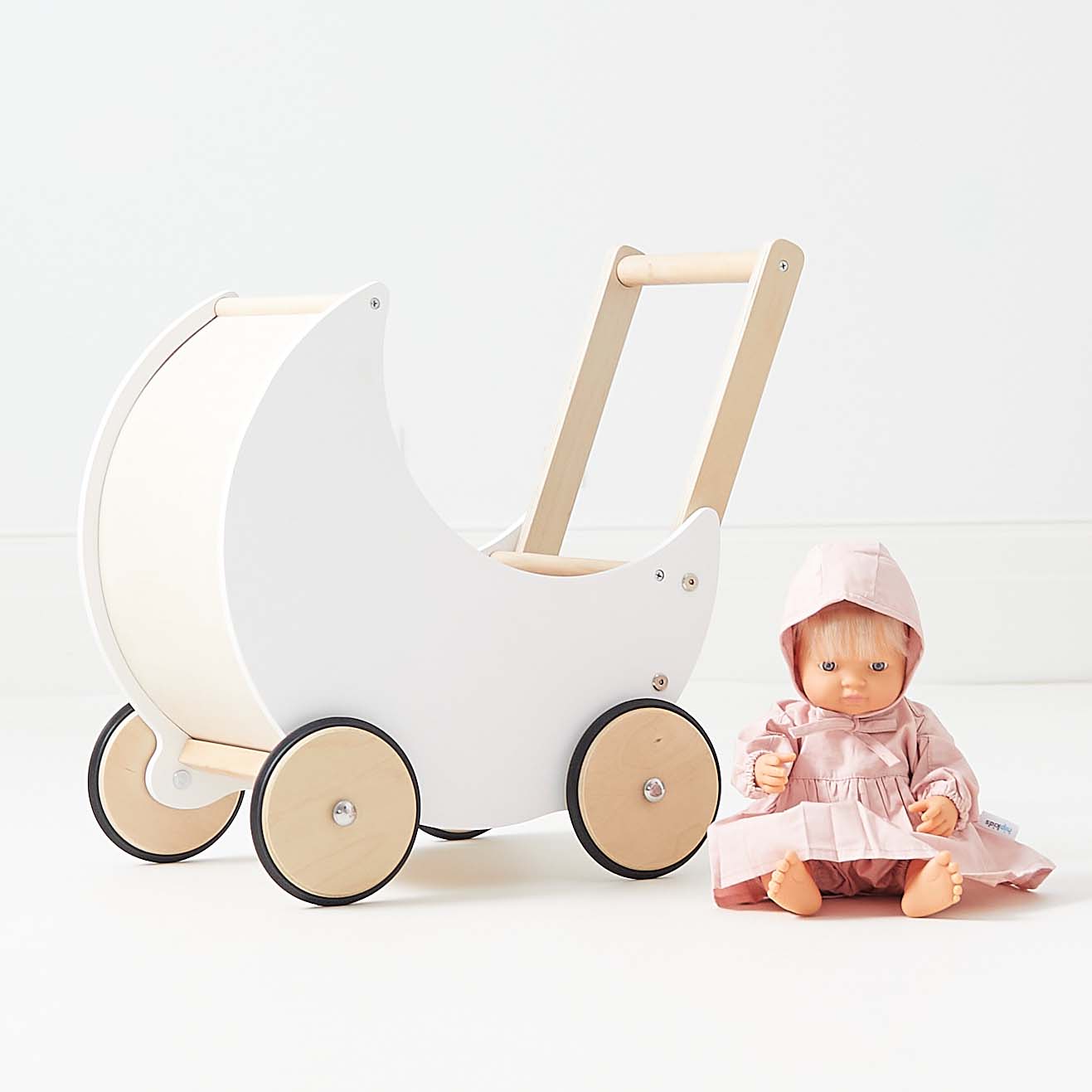 Poussette en Bois en Forme de Lune – Pour des Promenades Enchantées avec les Poupées