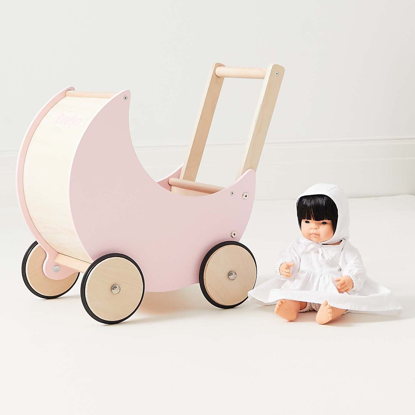 Poussette en Bois en Forme de Lune – Pour des Promenades Enchantées avec les Poupées