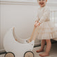Poussette en Bois en Forme de Lune – Pour des Promenades Enchantées avec les Poupées