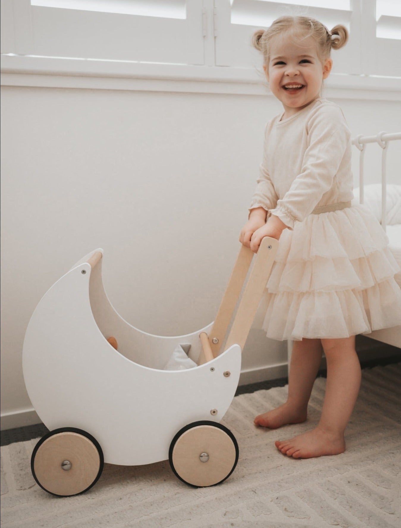 Poussette en Bois en Forme de Lune – Pour des Promenades Enchantées avec les Poupées