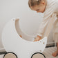 Poussette en Bois en Forme de Lune – Pour des Promenades Enchantées avec les Poupées