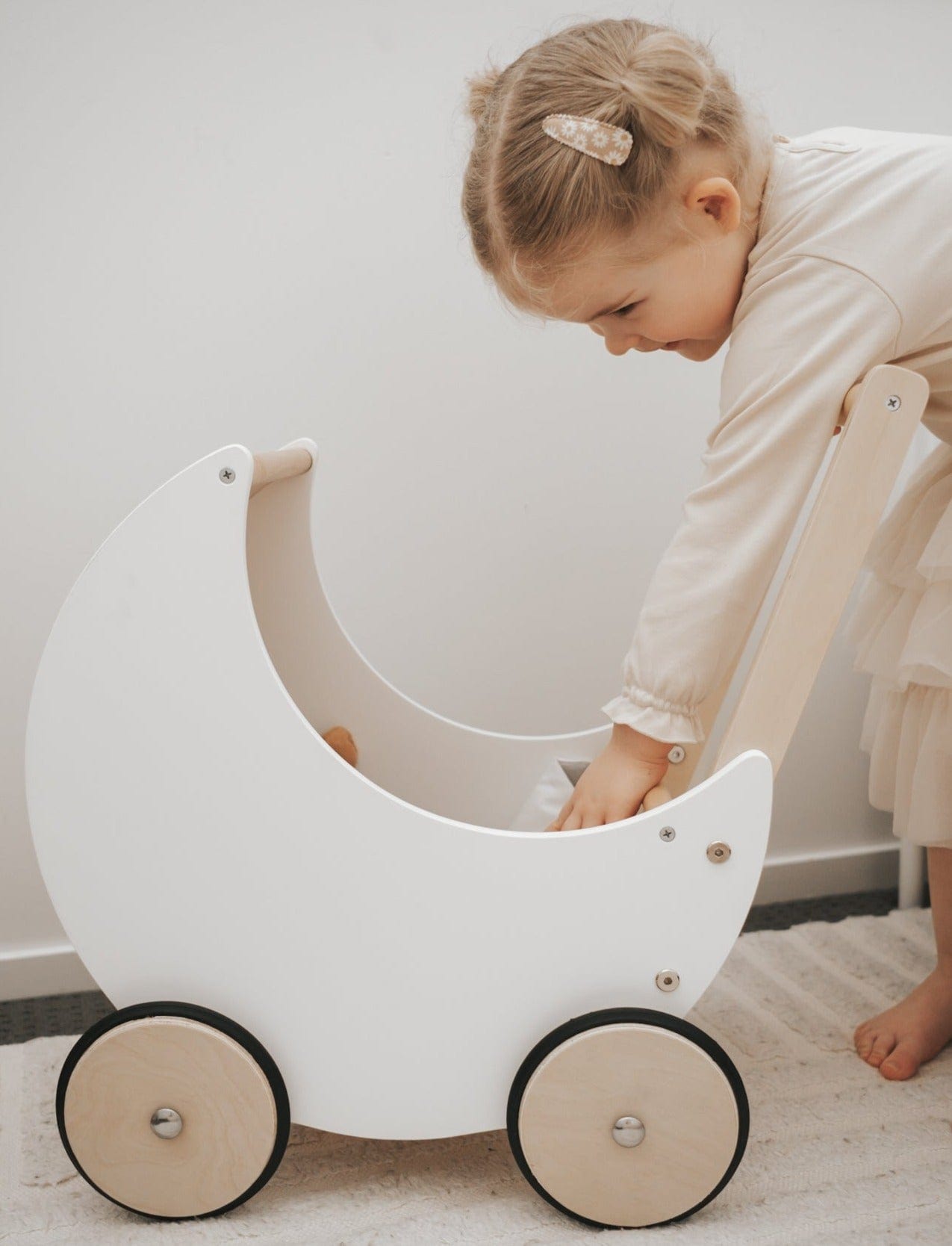 Poussette en Bois en Forme de Lune – Pour des Promenades Enchantées avec les Poupées