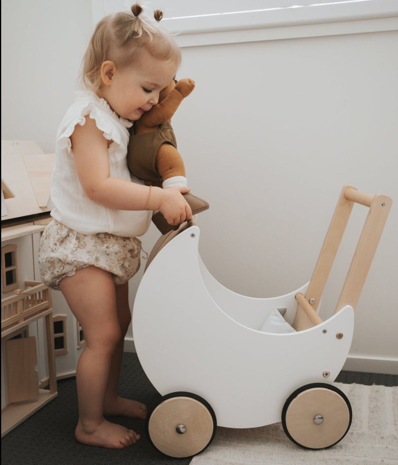 Poussette en Bois en Forme de Lune – Pour des Promenades Enchantées avec les Poupées