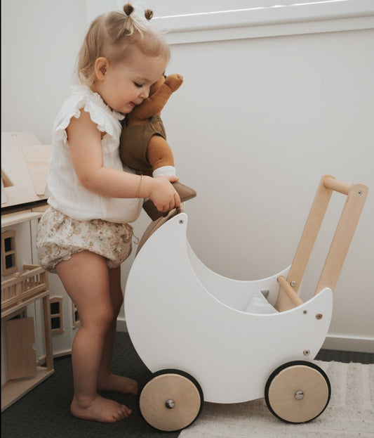 Poussette en Bois en Forme de Lune – Pour des Promenades Enchantées avec les Poupées