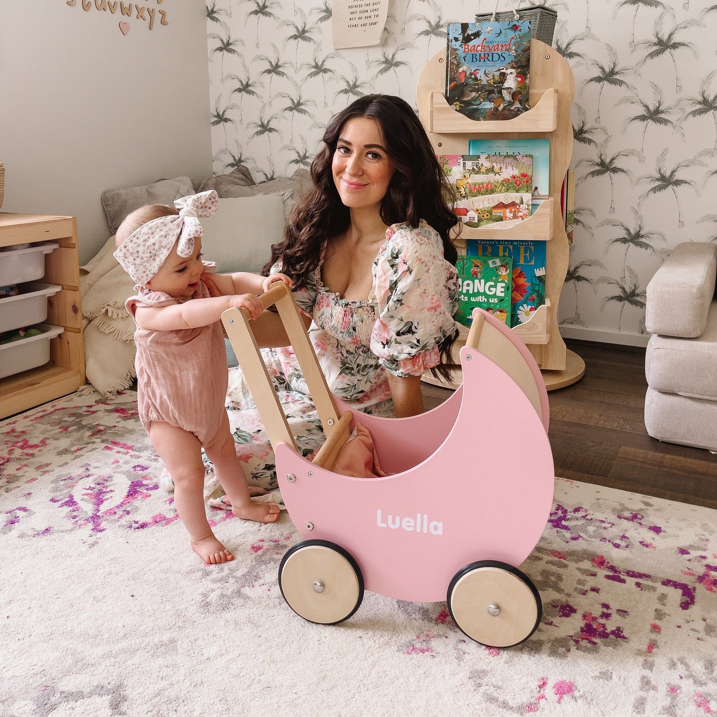 Poussette en Bois en Forme de Lune – Pour des Promenades Enchantées avec les Poupées