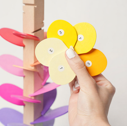 Arbre Arc-en-Ciel Montessori – L’éveil par les sons et les couleurs